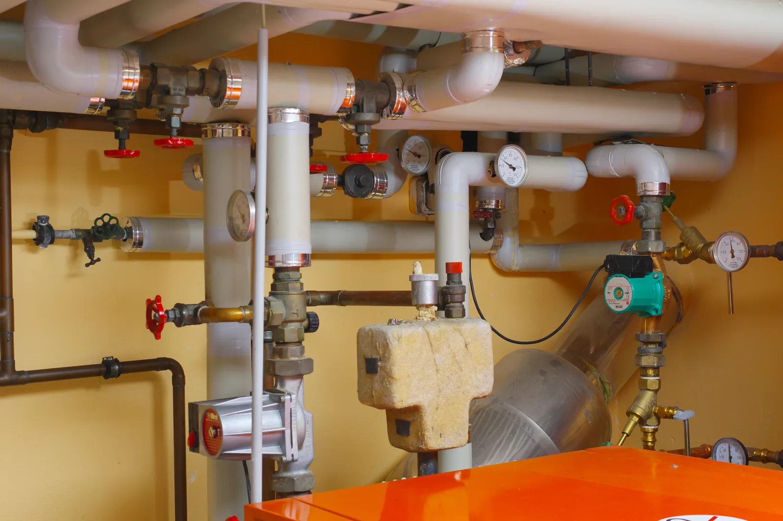 Installateur bei der Arbeit an einer Heizungsanlage
