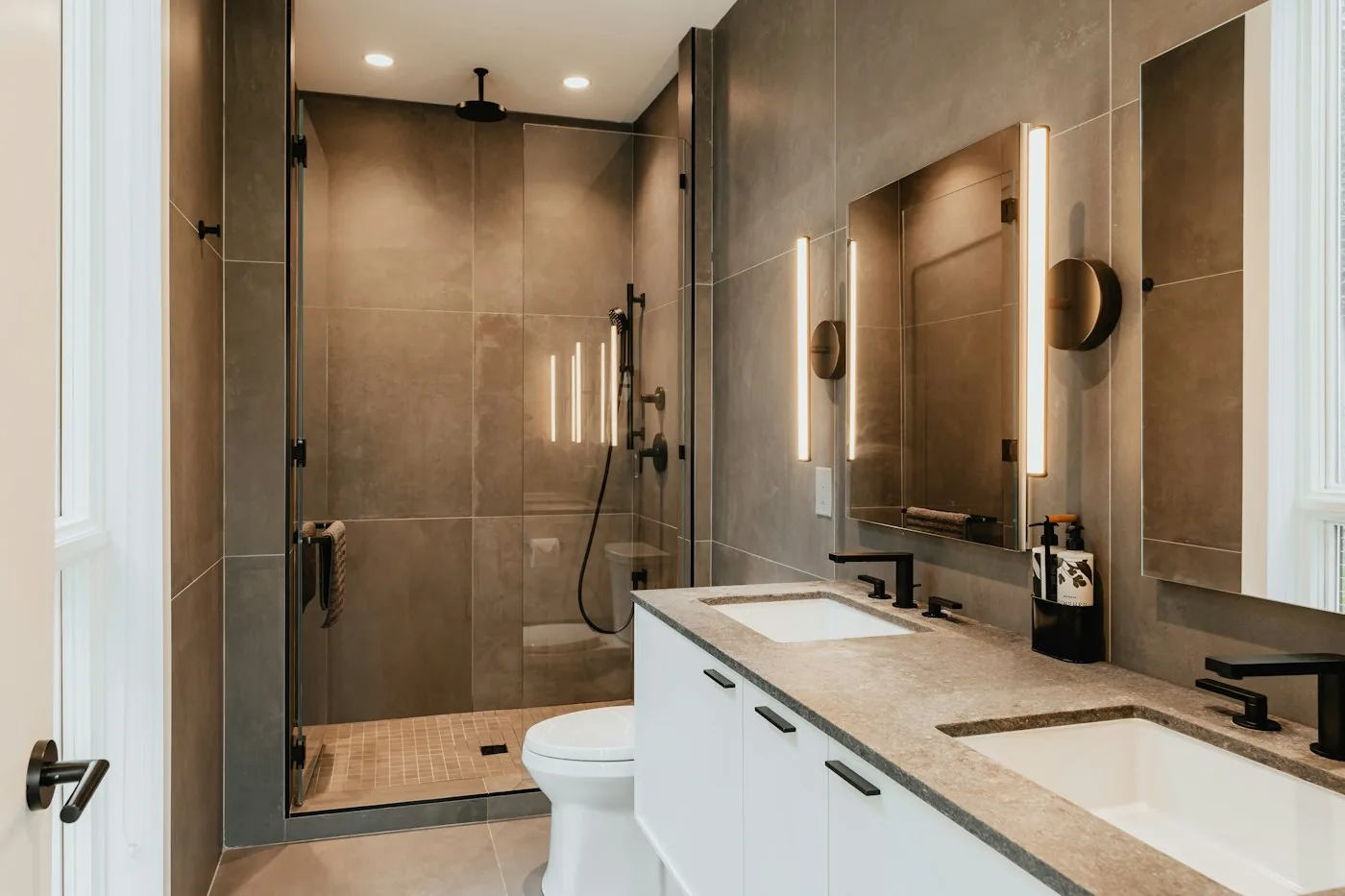 Frisch saniertes Bad mit Walk-in-Dusche