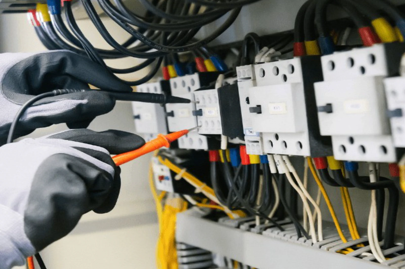 Elektriker prüft einen Verteilerkasten mit dem Messgerät